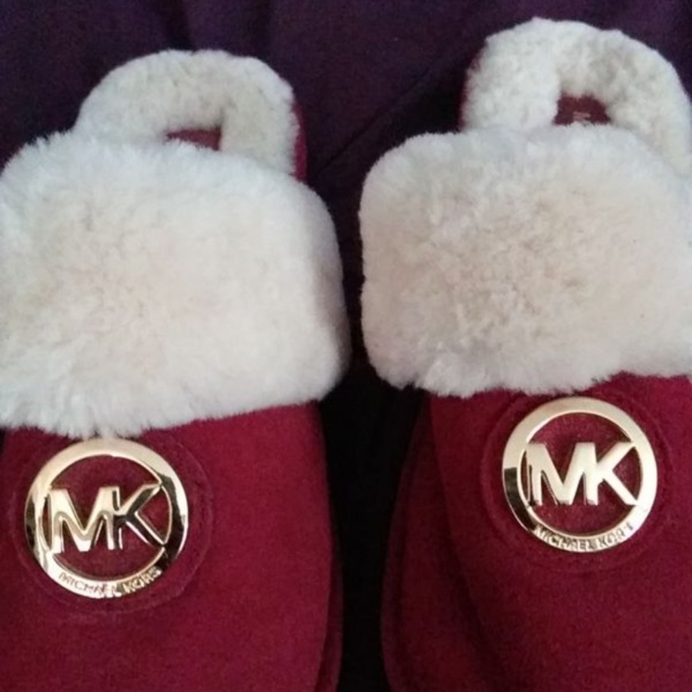 Women size 6 Velvet Slippers